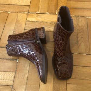 l’intervalle crocodile patent booties